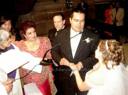 Fernando entrega el anillo de bodas a Nelly