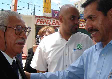 Don Rafael Vera es felicitado por el expresidente municipal de Tulancingo Juan Gmez Martnez